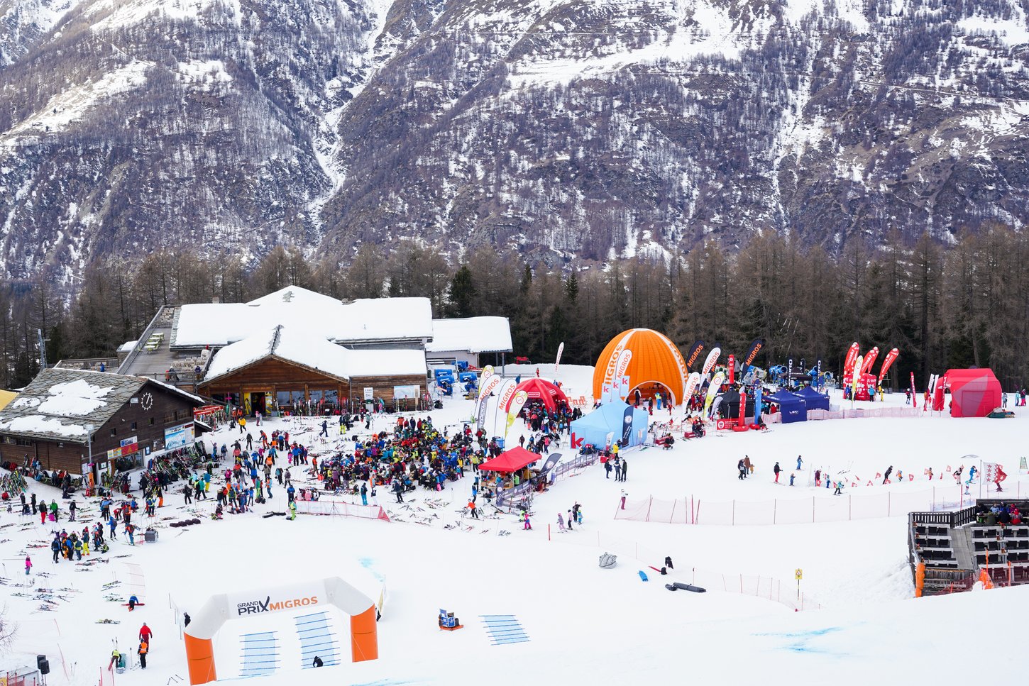 Un festival valaisan lors du Grand Prix Migros à Grächen